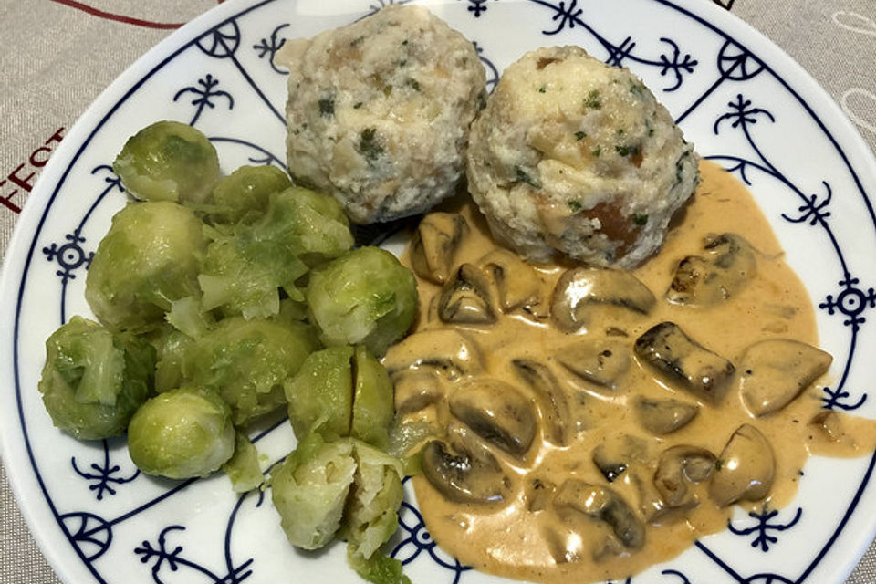 Semmelknödel mit Champignonsoße