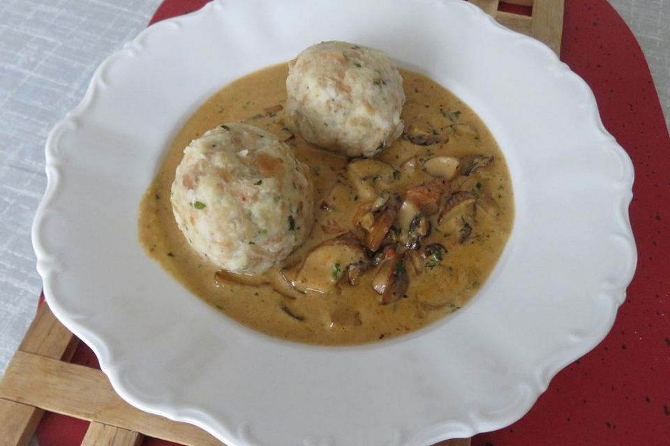 Semmelknödel mit Champignonsoße