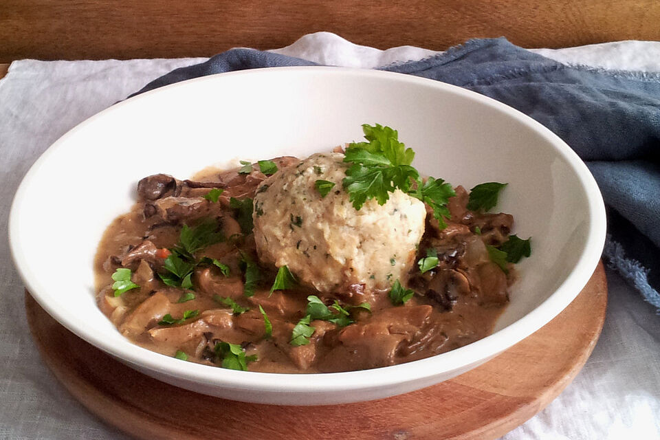 Semmelknödel mit Champignonsoße