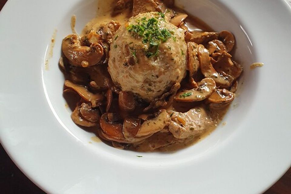 Semmelknödel mit Champignonsoße