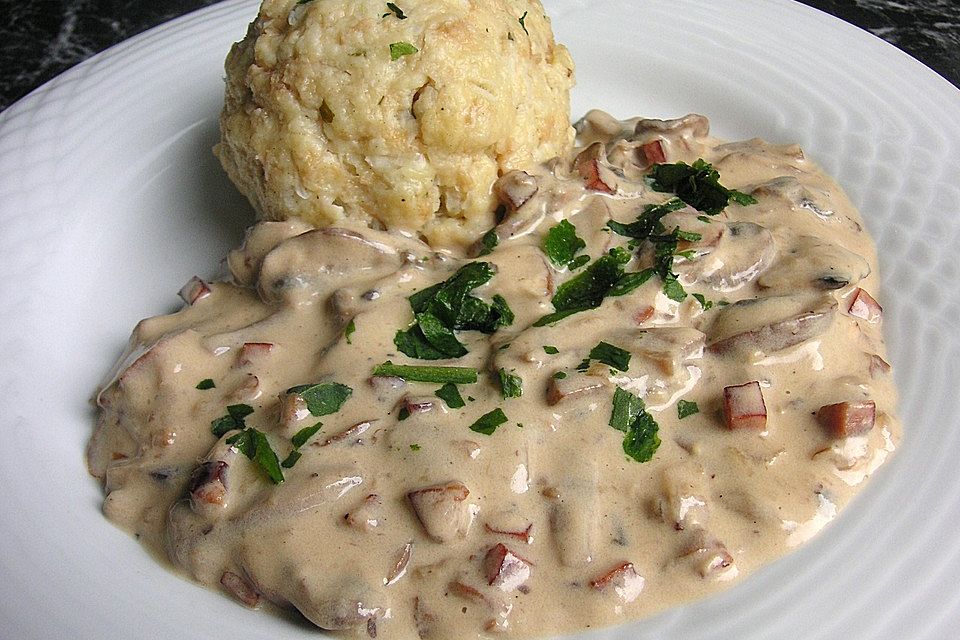 Semmelknödel mit Champignonsoße