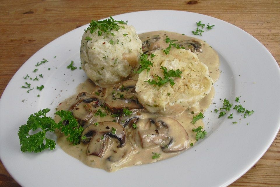 Semmelknödel mit Champignonsoße