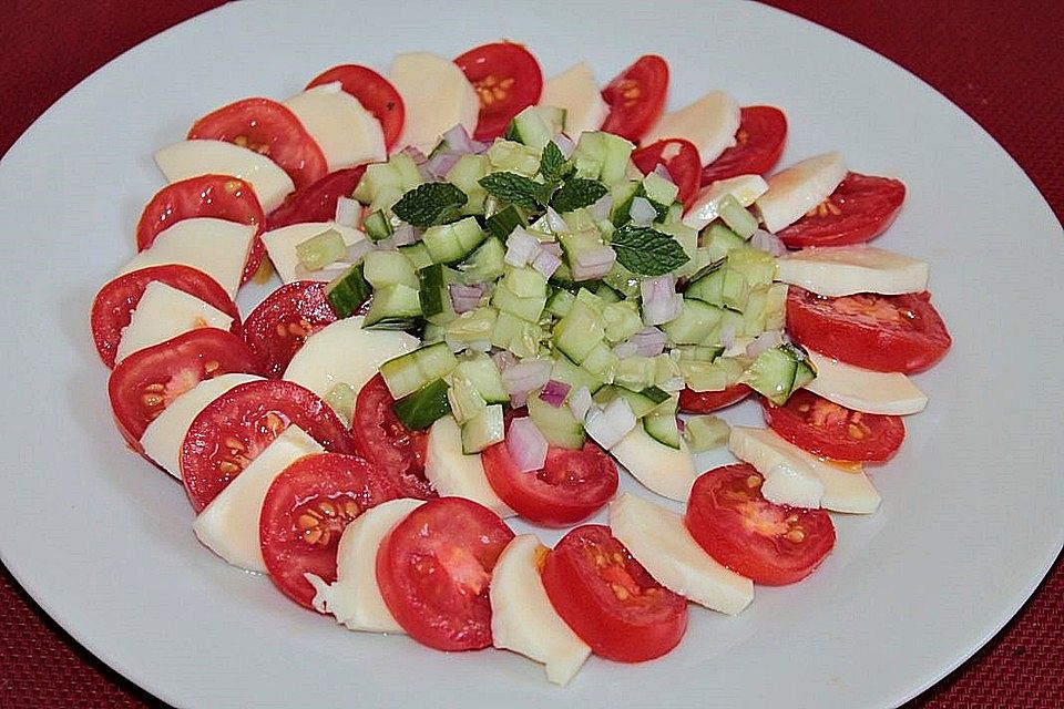 Tomaten-Carpaccio mit Mozzarella