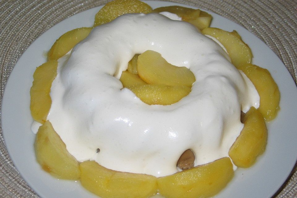 Karamellpudding mit Äpfeln