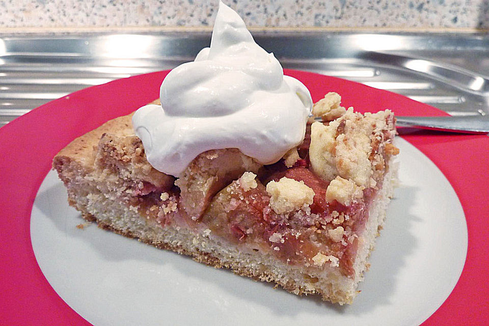 Rhabarberkuchen mit Marzipanstreusel