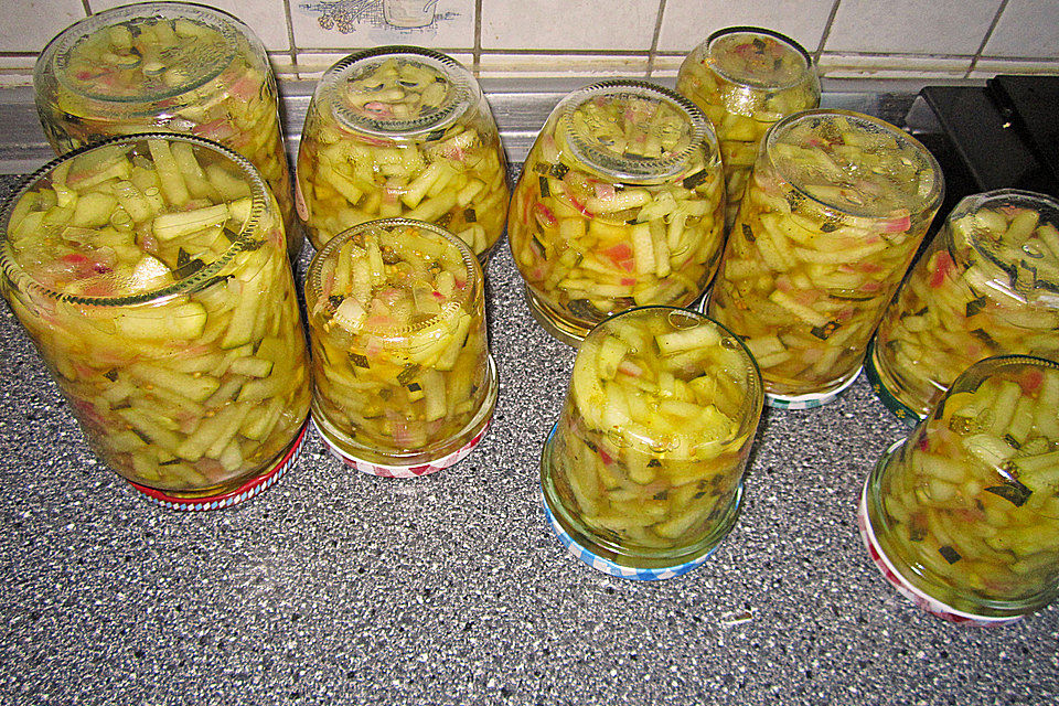 Eingelegter Zucchini-Gurkensalat