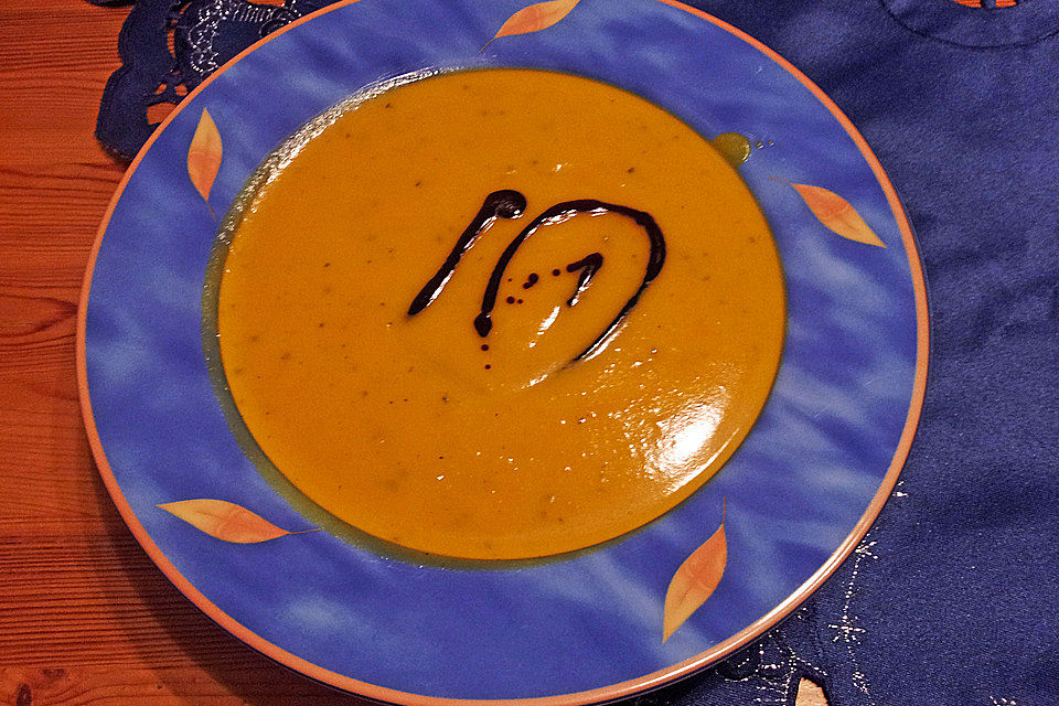 Feinste Kürbiscremesuppe mit Zucchini