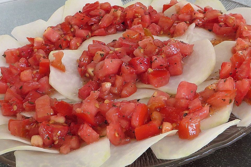 Kohlrabicarpaccio mit Tomatendressing