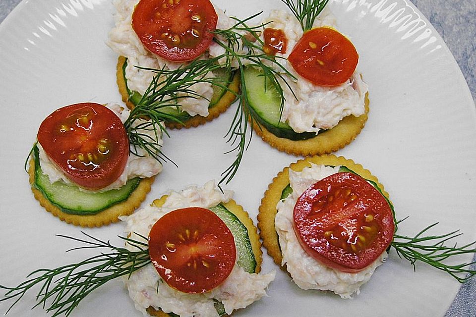 Cracker mit Räucherforellen - Mousse