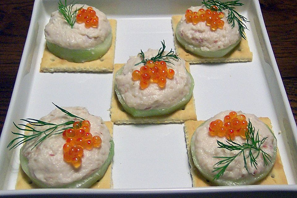 Cracker mit Räucherforellen - Mousse