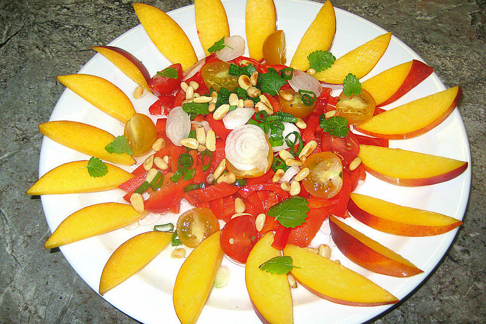 Tomaten-Nektarinen-Salat