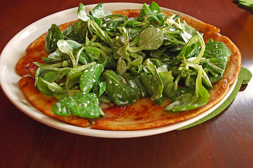 Speckpfannkuchen mit Feldsalat