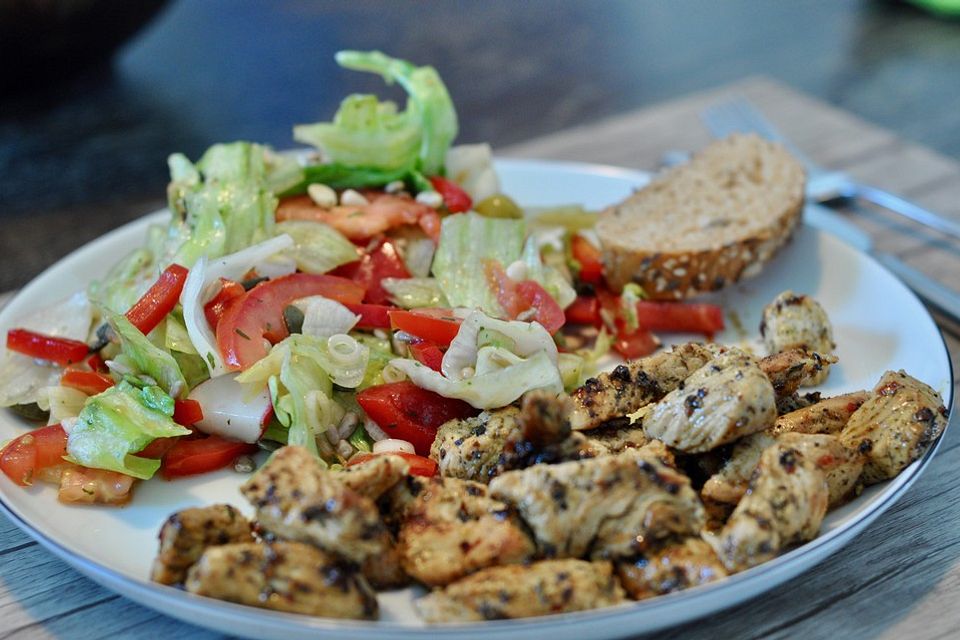 Gemischter Salat mit Putenstreifen