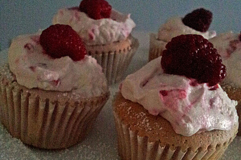 Himbeer-Cupcakes mit Topping