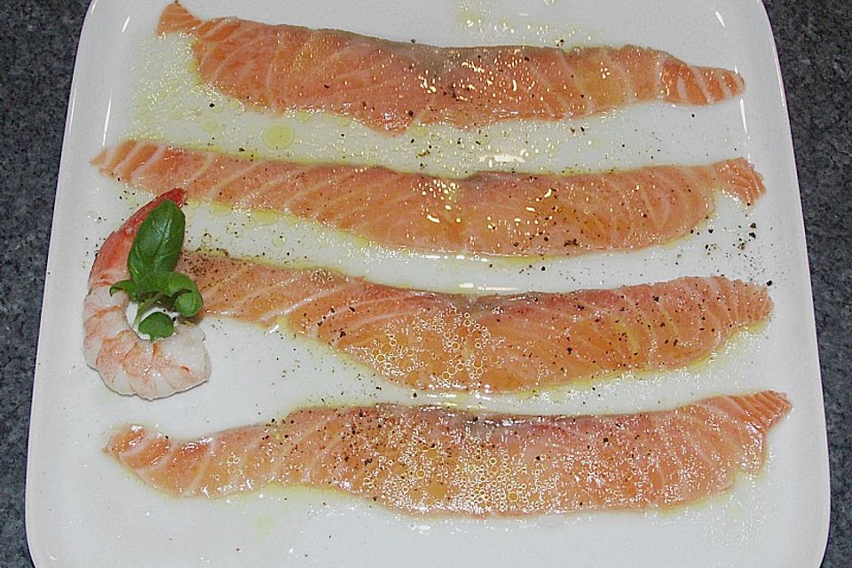 Lachs-Carpaccio mit Limettendressing