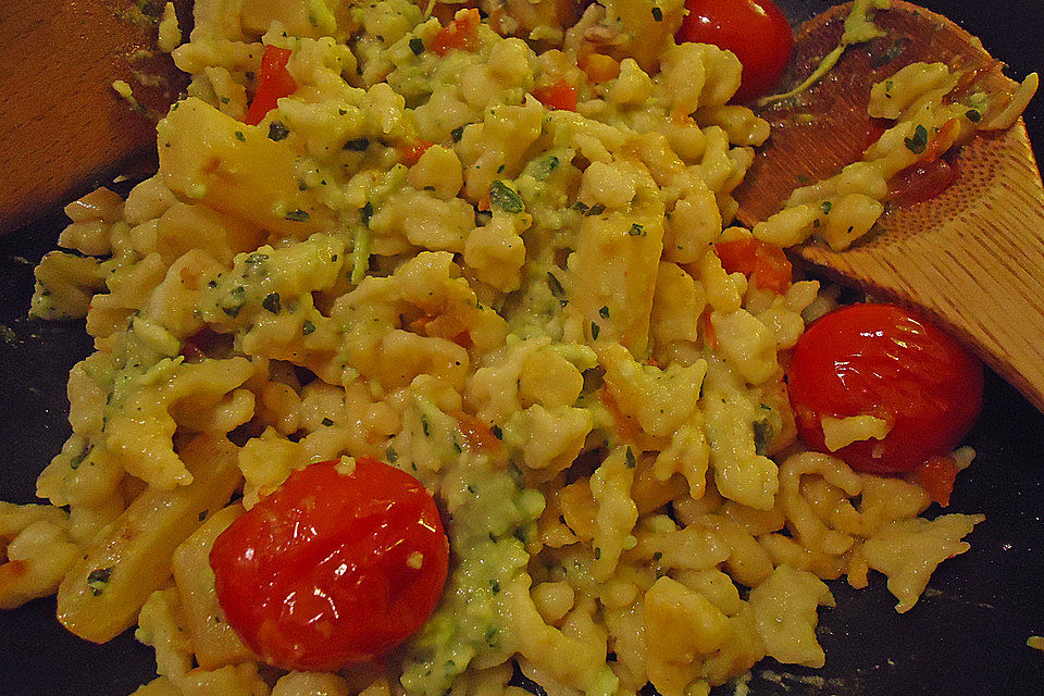 Avocado-Spätzle mit Schwarzwurzel