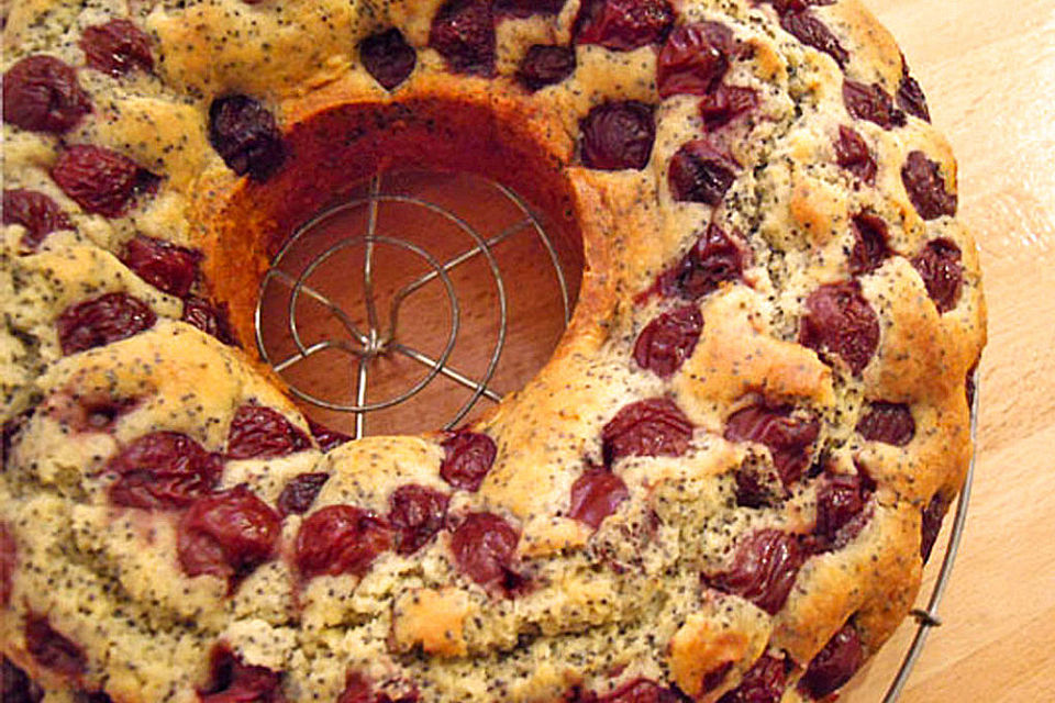 Mohn-Marmorkuchen mit Kirschen