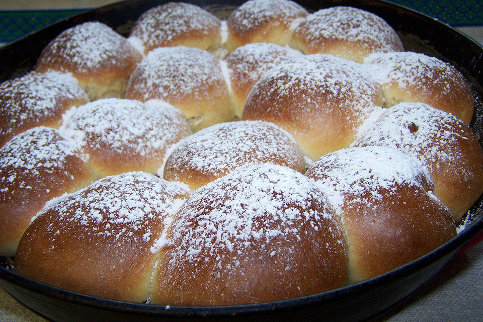 Kärnter Buchteln mit Pflaumenmus