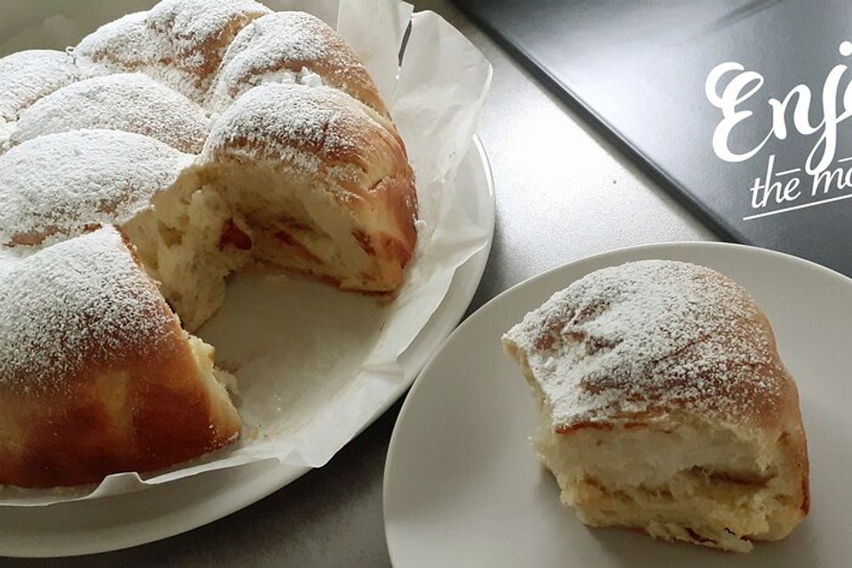 Kärnter Buchteln mit Pflaumenmus