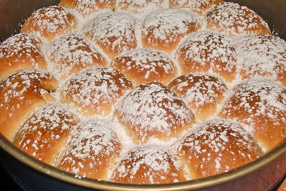 Kärnter Buchteln mit Pflaumenmus