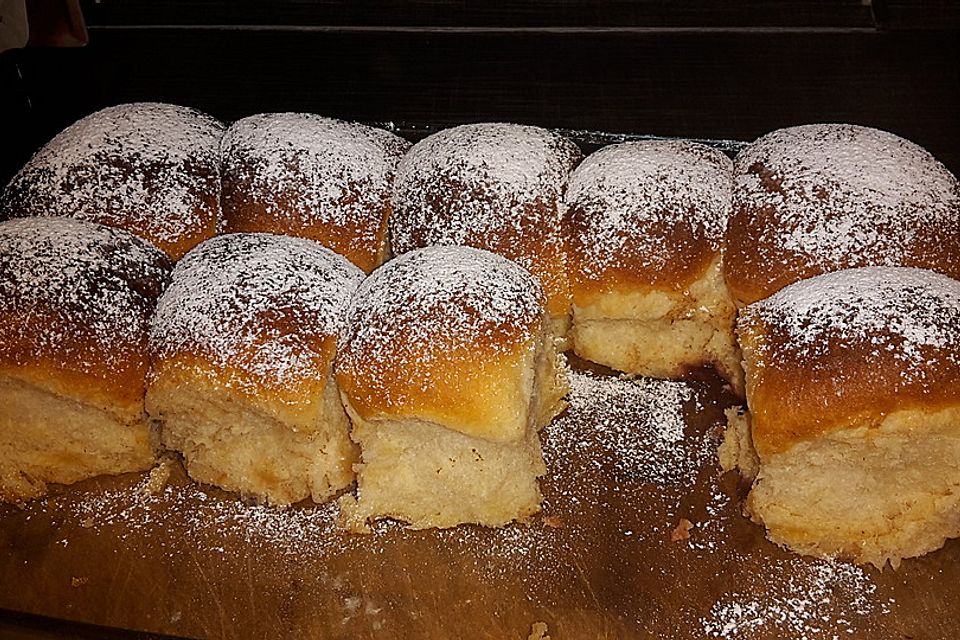 Kärnter Buchteln mit Pflaumenmus