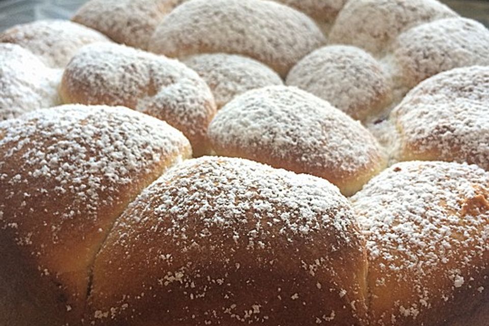 Kärnter Buchteln mit Pflaumenmus