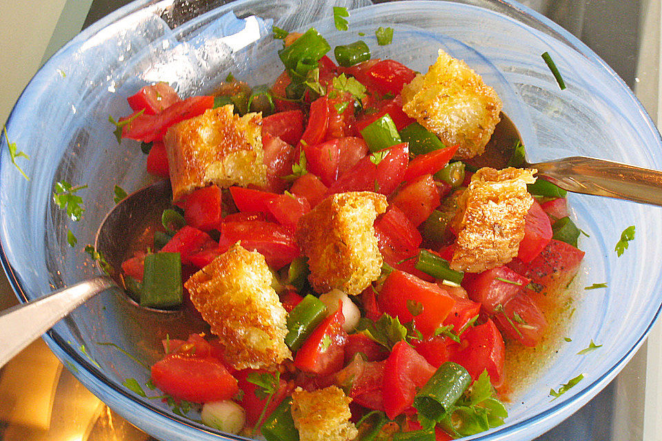 Tomatenbrotsalat mit Lauchzwiebeln