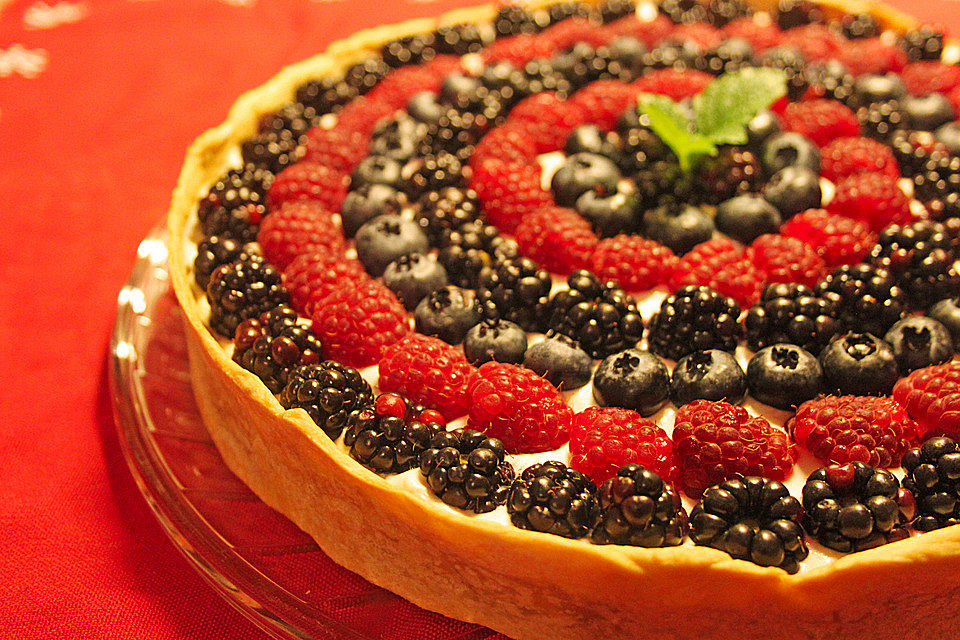 Vanillecremetorte mit gemischten Beeren