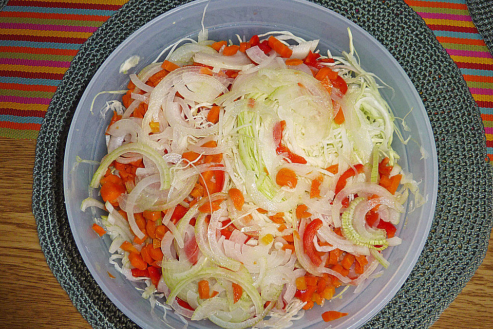 Bunter Weißkrautsalat mit Apfel