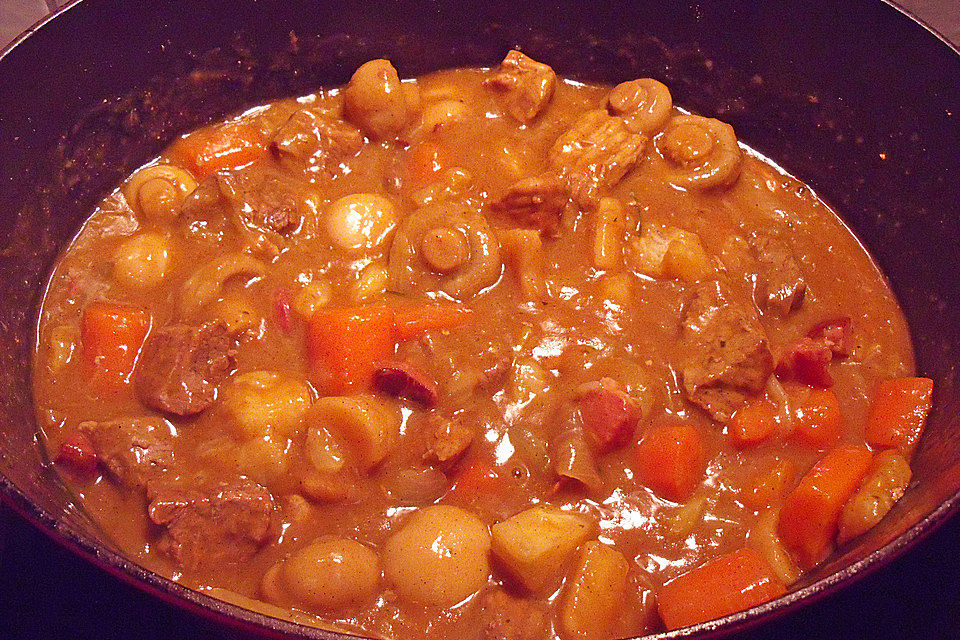 Gemischtes Gulasch mit Wurzelgemüse