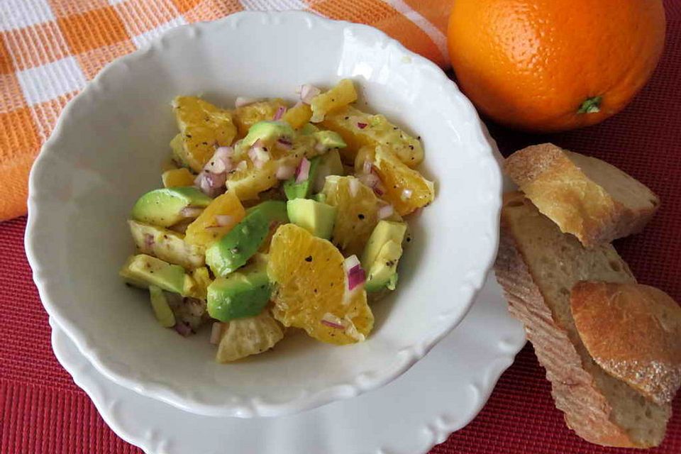 Orangen-Avocado-Zwiebelsalat