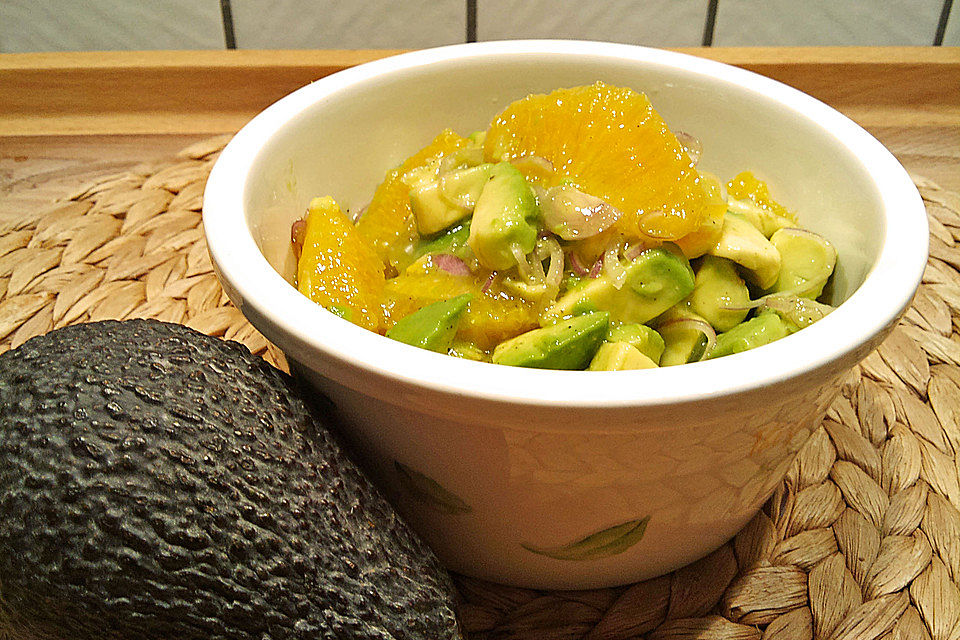 Orangen-Avocado-Zwiebelsalat