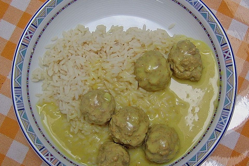 Hackklöße in Currysoße