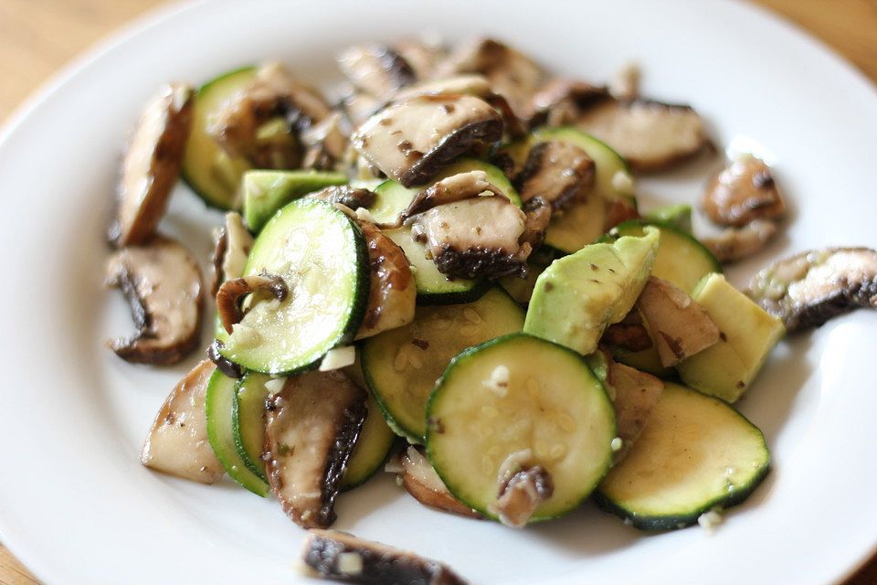 Geknofelter Zucchini-Champignon-Salat