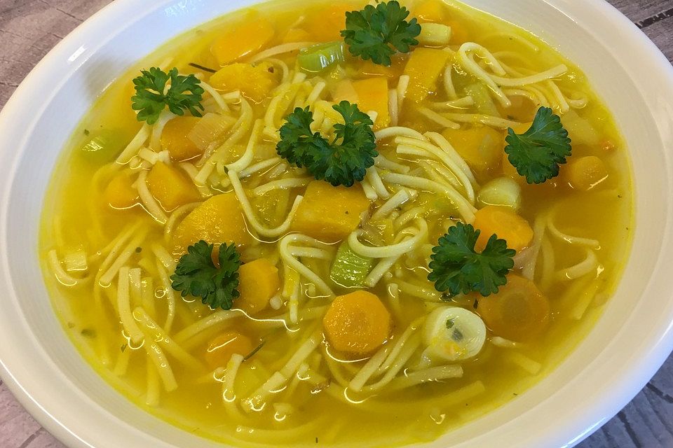 Kürbis-Nudel-Suppe