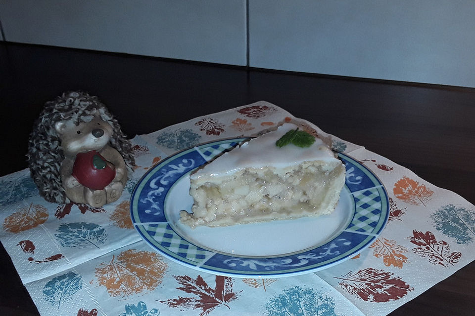 Apfelkuchen  gedeckt und sehr hoch