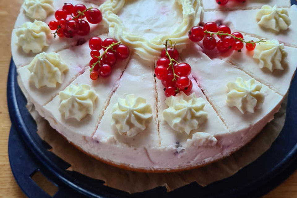 Bunte Beeren-Dickmilch-Torte