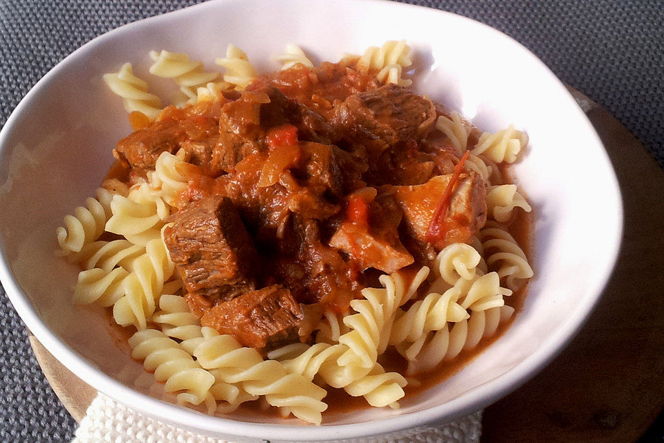 Gemischtes Gulasch im Schnellkochtopf