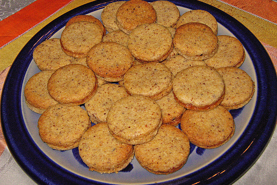 Nussplätzchen mit Marmeladefüllung