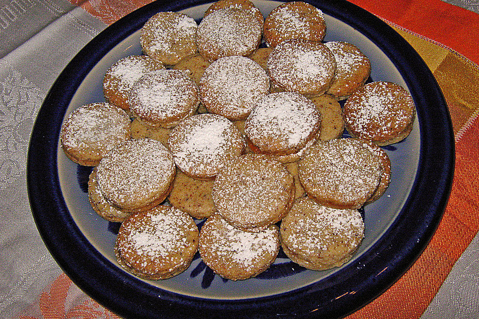 Nussplätzchen mit Marmeladefüllung