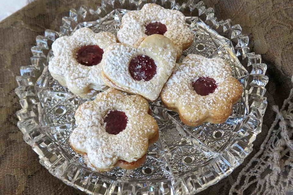 Nussplätzchen mit Marmeladefüllung