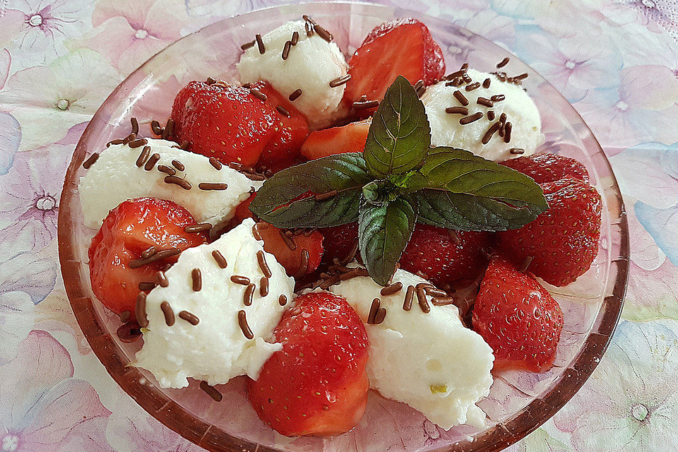 Buttermilchnocken mit marinierten Erdbeeren