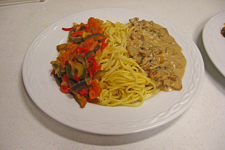 Spaghetti mit zwei Soßen