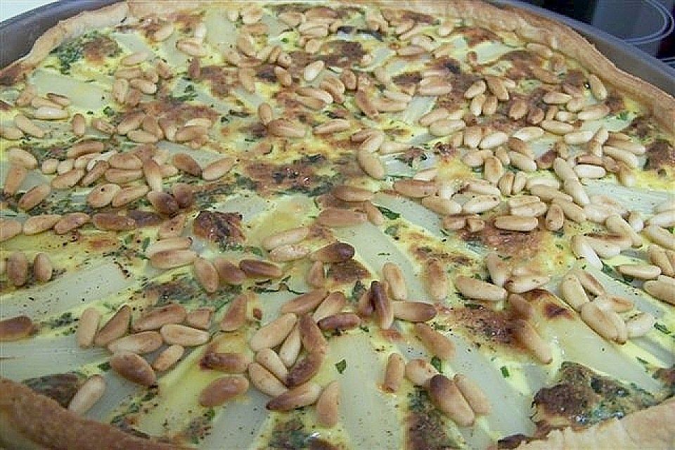 Spargelkuchen mit Pinienkernen