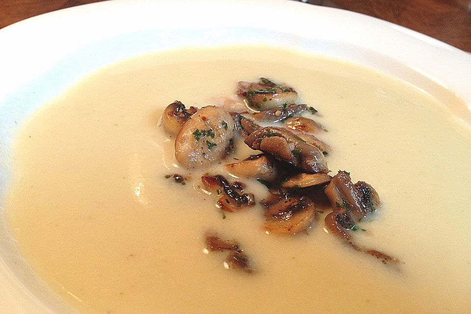 Topinambursuppe mit gebratenen Pilzen