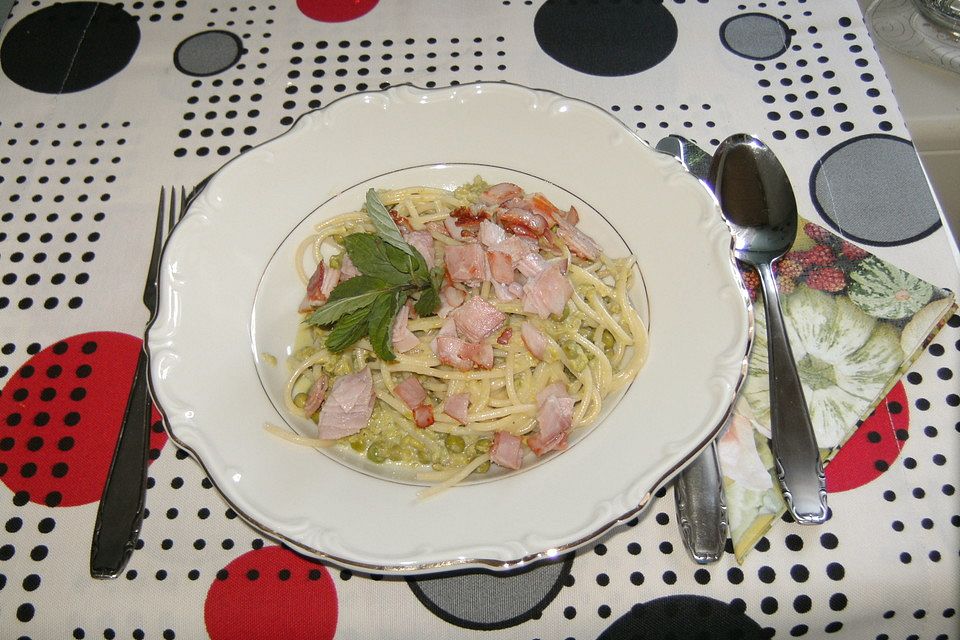 Spaghetti mit Erbsen-Sahnesauce