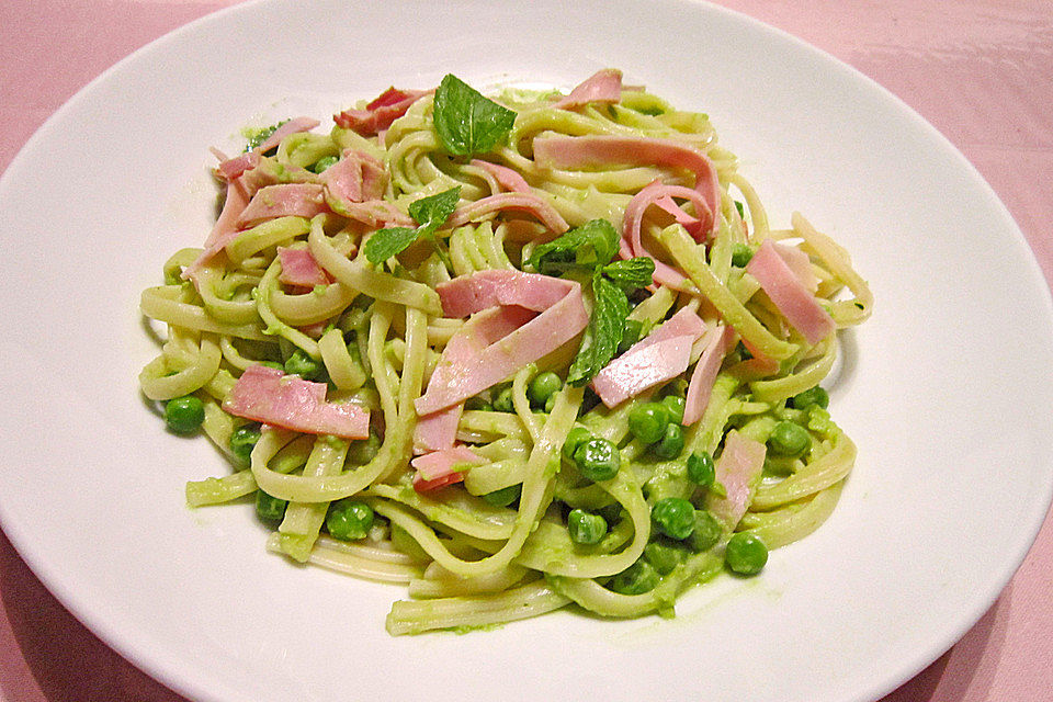 Spaghetti mit Erbsen-Sahnesauce