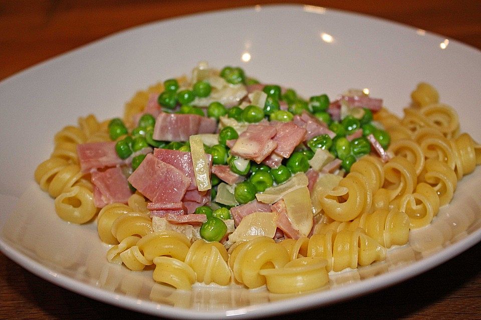 Spaghetti mit Erbsen-Sahnesauce