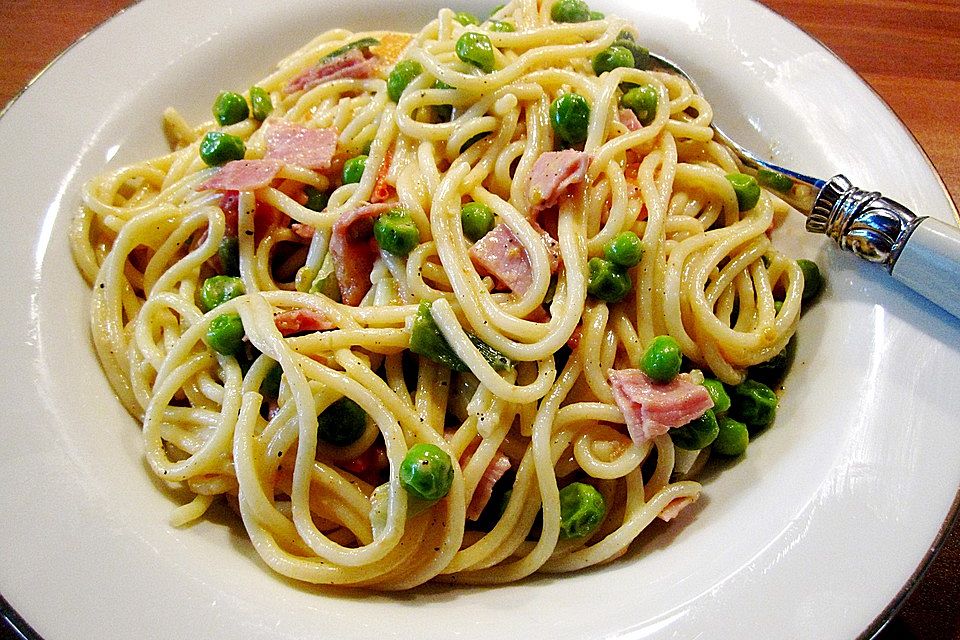 Spaghetti mit Erbsen-Sahnesauce