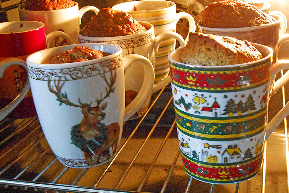 Kuchen in der Weihnachtstasse